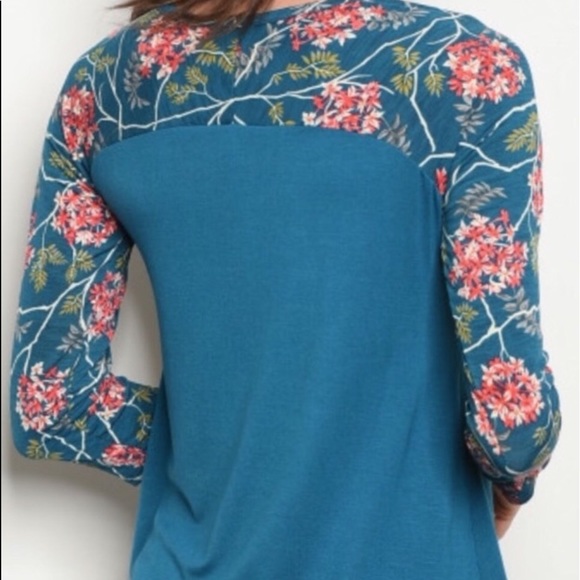 ❌DONATED❌Teal Blue Floral Sleeve Design Top - Picture 3 of 6